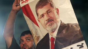 Égypte: l’ancien président Morsi enterré au Caire en toute discrétion