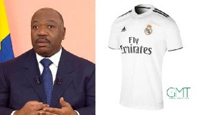 Gabon: Ali Bongo reçoit un maillot dédicacé par les joueurs du Réal