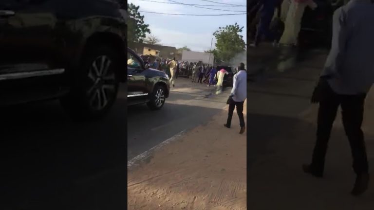 La scène est peu banale: La voiture de Macky Sall et IBK prend feu en pleine circulation