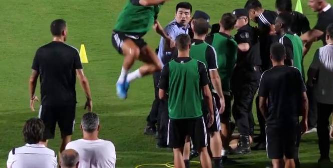 Buzz: en plein entrainement  Cristiano Ronaldo saute sur un policier Chinois[vidéo]