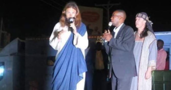 L’arrivée d’un sosie de  ‘Jésus-Christ’ au Kenya suscite de l’indignation (photos / vidéos)