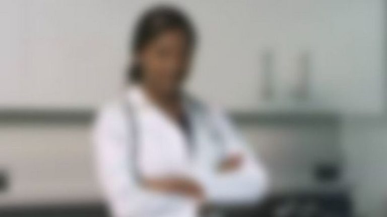 Une infirmière se voit refuser la nationalité française parce “qu’elle travaille trop”