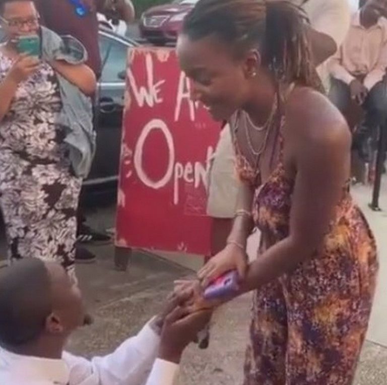 [Vidéo] A genoux, il demande la jeune femme en mariage devant tout le quartier…la réponse est terrible !