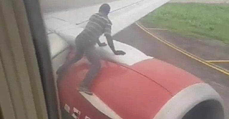 [Vidéo] Un voyageur clandestin qui voulait prendre un avion en s’accrochant à l’aile arrêté par la sécurité