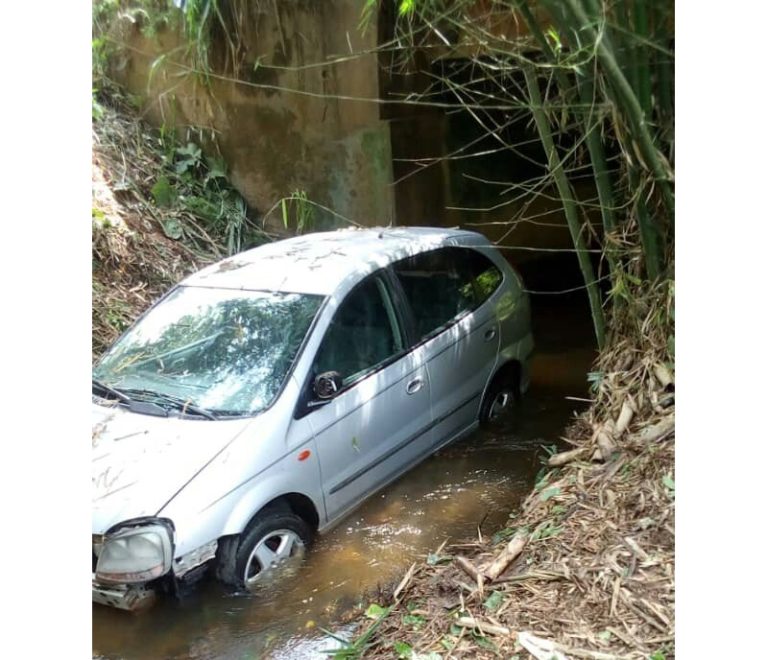 Une voiture rate une descente dangereuse et se retrouve sous un ponceau à Danyi Atigba
