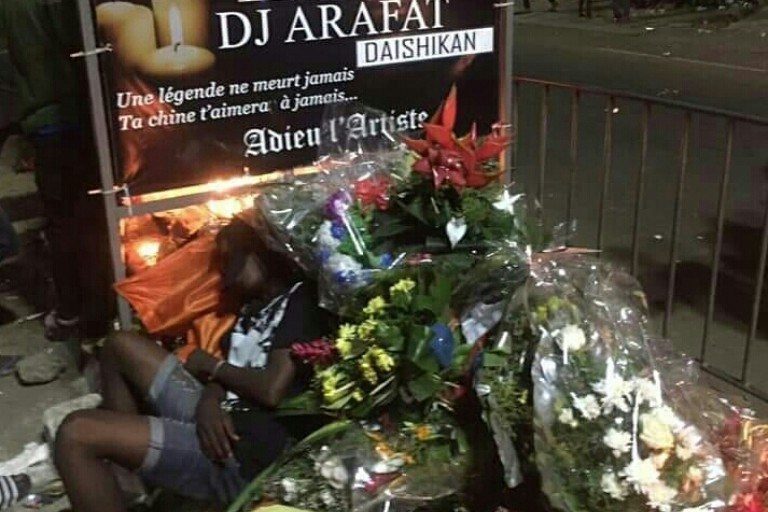 Décès d’Arafat dj : Il ne quitte plus le lieu du drame, le témoignage d’un chinois en pleurs