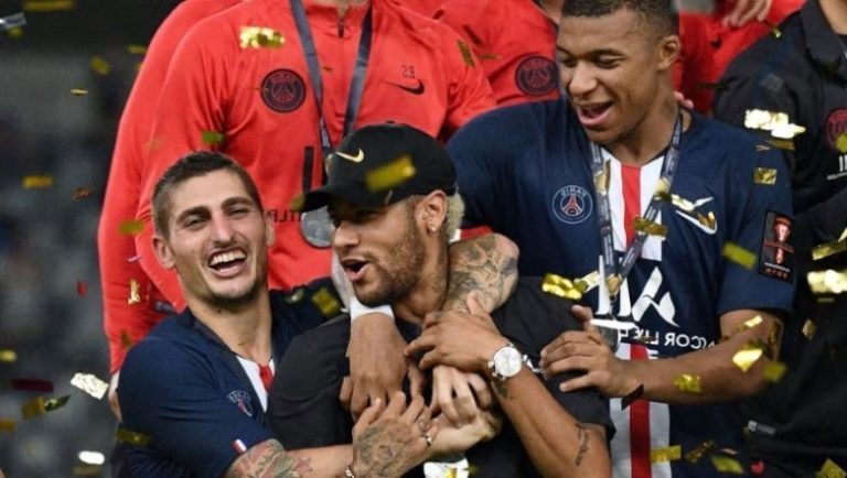 PSG : la réaction de Neymar après la victoire au Trophée des Champions fait débat (vidéo)