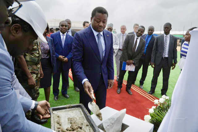 Togo,  Hôpital Saint-Pérégrin : Et le président «Faure» nous posa un lapin !