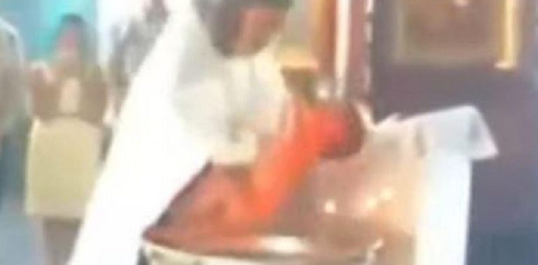 [Vidéo] Un prêtre brutalise un enfant lors d’un baptême