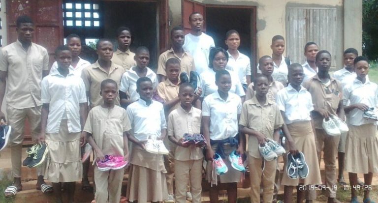 OADAF offre des chaussures aux élèves de Kouvé et promet des bourses d’étude aux plus méritants et démunis