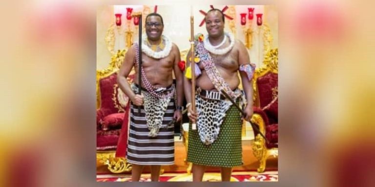 Le Président de la BAD laisse de côté son nœud papillon pour se plier aux exigences du Roi du Swaziland