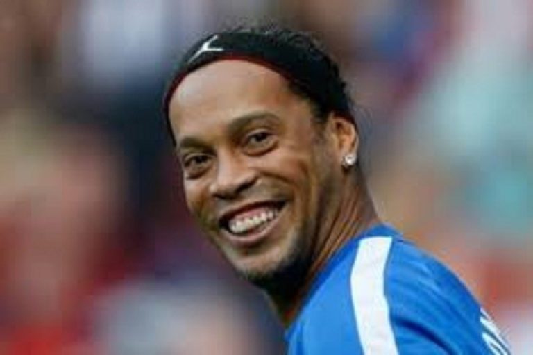 PSG : Ronaldinho tombe amoureux de son portrait érigé au parc des princes