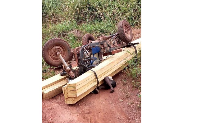 Un conducteur de tricycle meurt sous son engin