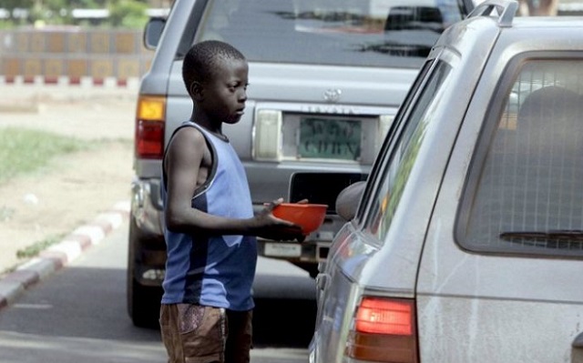 Le nombre croissant des enfants mendiants aux feux tricolores à Lomé inquiète