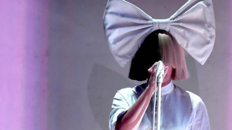 La chanteuse Sia révèle qu’elle est atteinte du syndrome d’Ehlers-Danlos