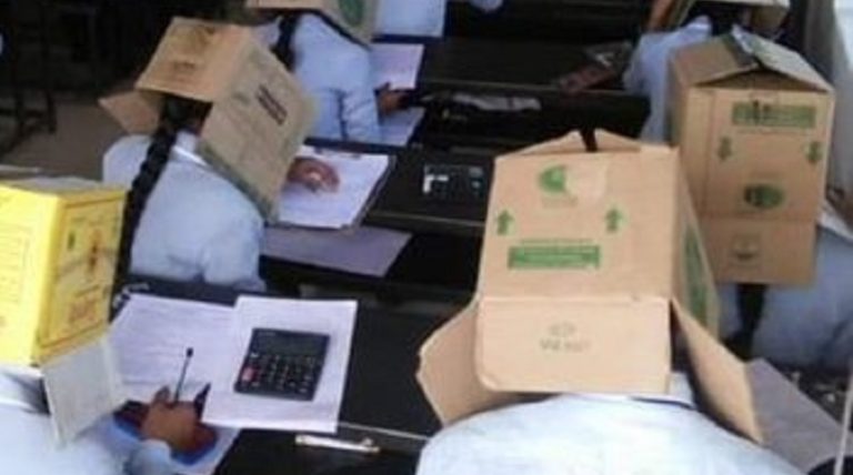 [Photos] Pour réduire la tricherie, des collégiens obligés de passer l’examen avec des boîtes en carton sur la tête