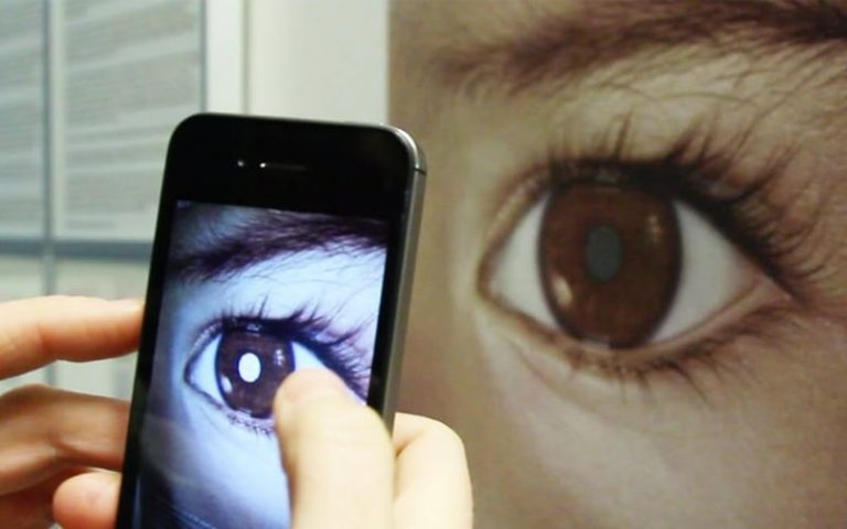 Un homme perd la vue pour utilisation excessive de son smartphone la nuit