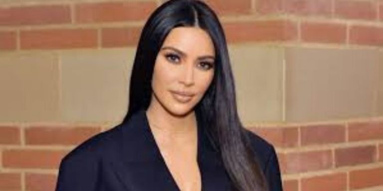 Kim Kardashian : sa tenue pour l’église fait le buzz sur la toile ! (photo)