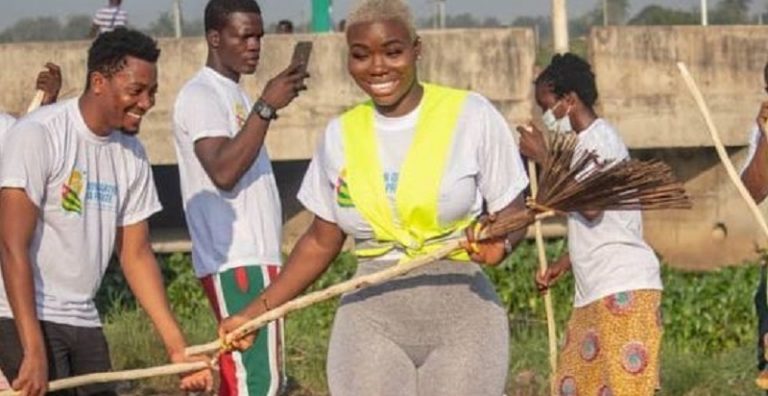 [Photos] De passage à Lomé, la star togolaise Maria Mobil se plie à l’opération ‘Togo Propre’