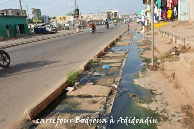 Togo, Insalubrité et Pollution à Lomé : D’où provient cette eau fétide au carrefour Adidoadin?