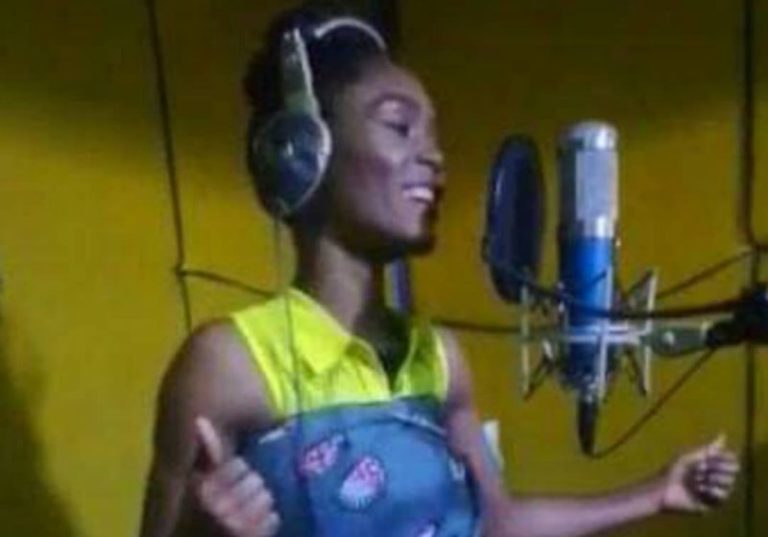 Togo : cette vidéo de la star Almok, en studio, son bébé au dos, séduit le web