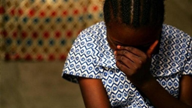 À 19 ans, il viole sa sœur de 13 ans et la met enceinte : “J’ignorais que c’était illégal”