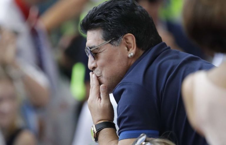 Cette vidéo de Maradona sur son banc intrigue les internautes