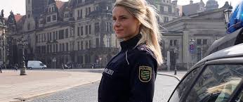 Allemagne : la policière la plus sexy forcée à rendre son insigne pour cause de popularité