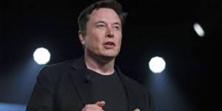 Facebook : Elon Musk trouve que le réseau social “est nul”