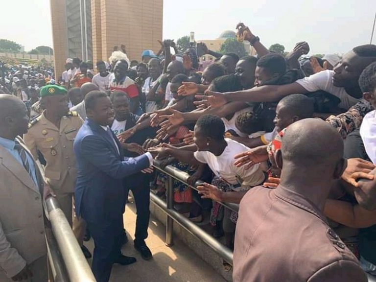 Togo/Elections présidentielles 2020: Faure Gnassingbé fête sa victoire avec ses sympathisants à la Présidence.