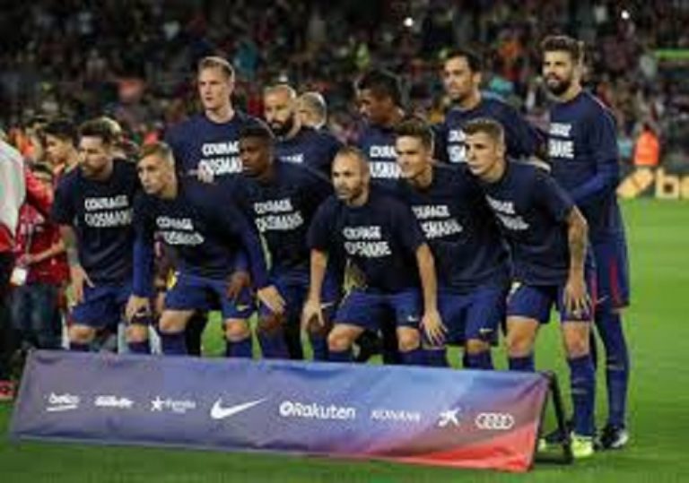 Les joueurs du FC Barcelone  rendent hommage à Dembélé