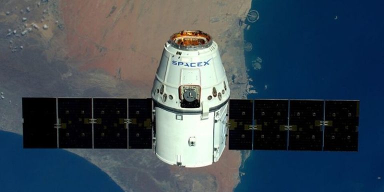 SpaceX d’Elon Musk signe un accord pour envoyer des touristes dans l’espace
