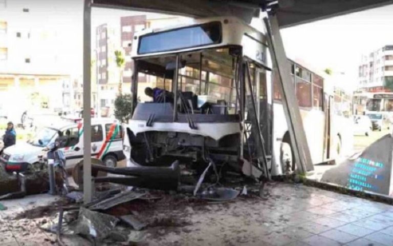 Un bus finit sa course dans un café à Marrakech, faisant une dizaine de blessés (vidéo)