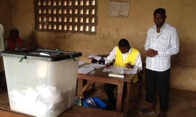 A Sokodé, des électeurs votent avec des anciennes cartes