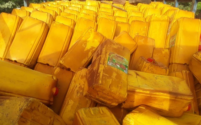 La douane ghanéenne a intercepté 550 gallons d’huile de cuisson de contrebande du Togo vers le Ghana