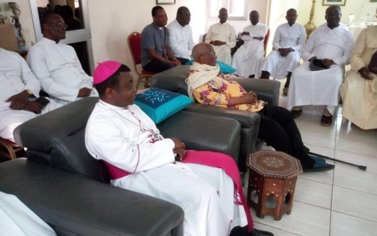 Mgr Kpodzro a reçu une délégation de prêtres et de religieuses conduite par l’Archevêque de Lomé