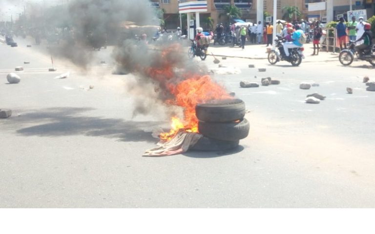 Domicile d’Agbéyomé Kodjo encerclé, les jeunes barricadent la voie