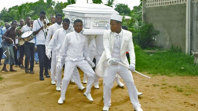 Au Ghana, les porteurs de cercueils gagnent 230 milles par funérailles