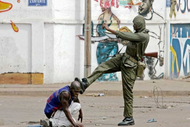 Violences militaires post-électorales de 2005. Un soldat à la solde des Gnassingbé assène un violent coup de pied à la tête d'un jeune qui a eu le malheur d'être dans la rue | Archives