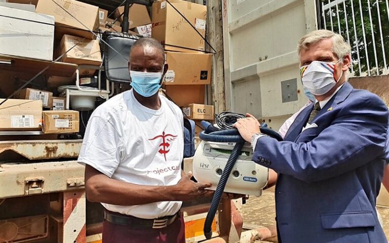 Togo – Remise de dons Project C.U.R.E. à l’Hôpital Braun de Cinkassé