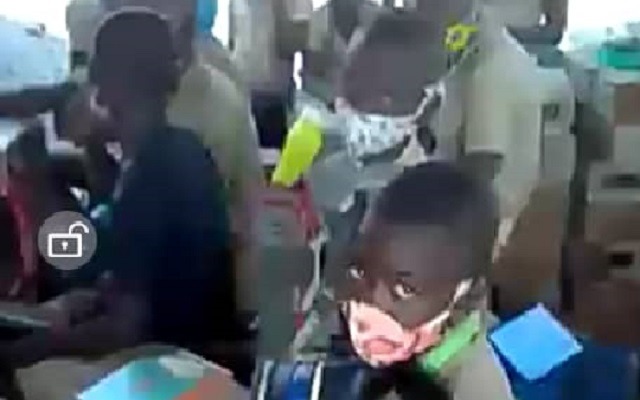 Togo – Une vidéo montrant des élèves assis sur des parpaings dans une salle classe enflamme la toile