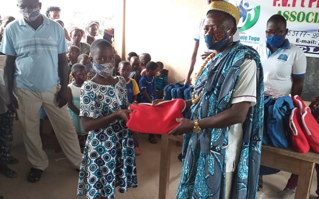 Togo – Rentrée scolaire : L’association Pierre Vivante outille des élèves à Fouguegue