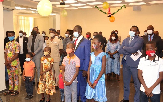 Togo – Prof. Robert Dussey donne le sourire aux enfants du personnel de son département