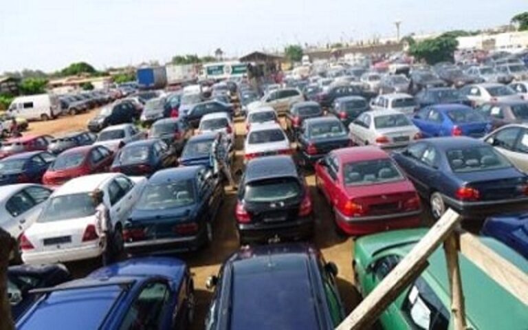 Togo – L’OTR revend plus de 600 voitures  abandonnées au port de Lomé par des investisseurs