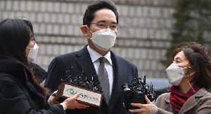 Le patron de Samsung condamné à 02 ans et demi de prison pour corruption