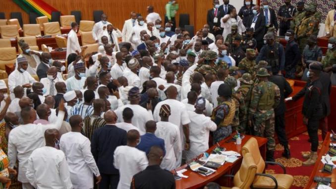 Ghana : comprendre le chaos au Parlement
