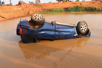 Djagblé: un prêtre sort indemne d’une terrible chute de voiture depuis un pont