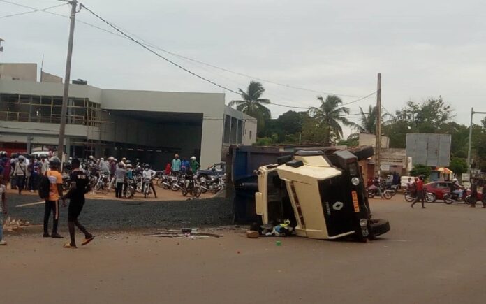 Togo-Un camion se couche à Agoè, son chargement de gravier se renverse sur la route