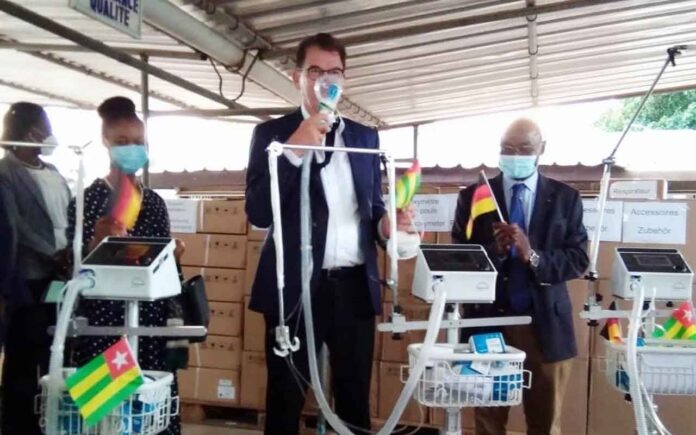 Togo- Un ministre étranger remet 30 respiratoires et 5000 oxymètres à l’INH