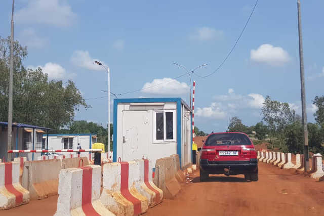 Drôle de Togo : la voie en chantier à Aképé Déjà des conteneurs de fortune érigés pour collecter les frais de péage…